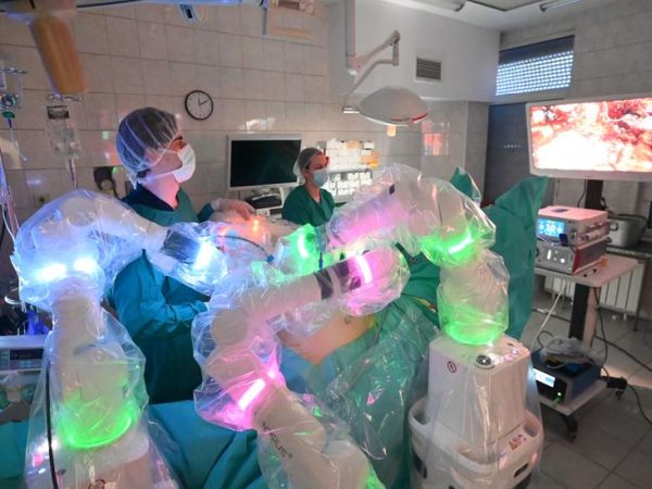 В УМБАЛ „Св. Марина“ – Варна вече работят с нова роботизирана хирургична система 