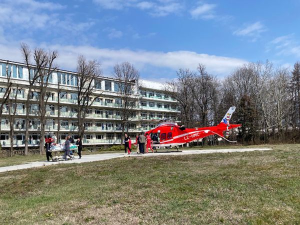 Млад мъж транспортиран по спешност с въздушна линейка от Сливен до София след животозастрашаващо кървене