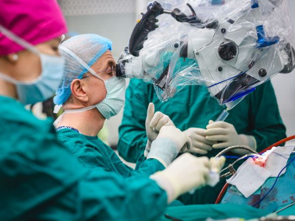 Свръхмодерен операционен микроскоп подпомага неврохирурзите на УМБАЛ „Св. Марина“