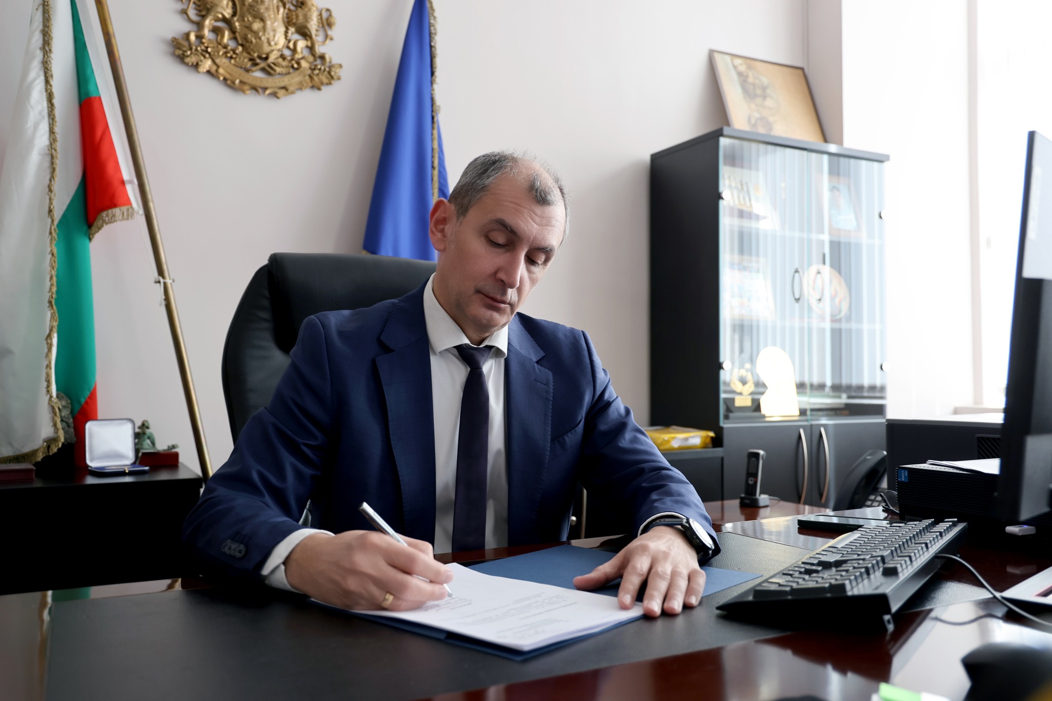 Министърът с подробно обяснение защо не са построени хангарите за медицинските хеликоптери