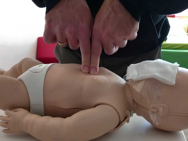 Безплатен курс за родители по първа помощ за бебета и деца