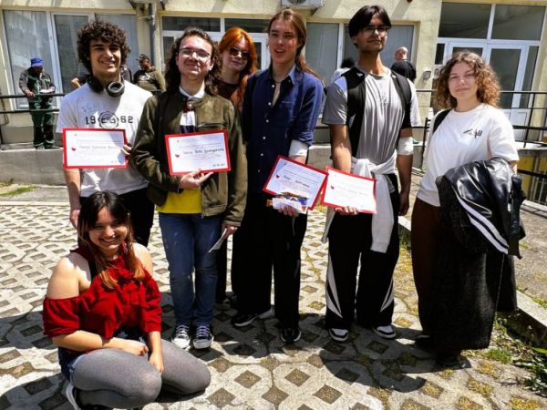 Бургаски ученици рекламират хакатон с кръводарителска акция