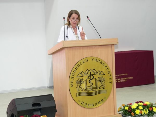 Актрисата Албена Павлова приветства участниците в Тържествения академичен съвет в МУ – Пловдив
