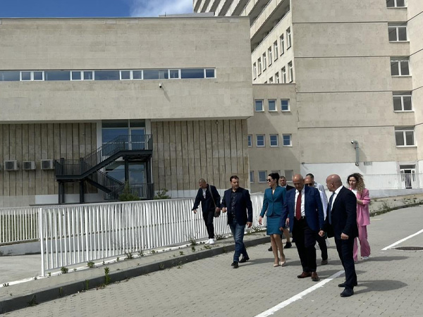 Министър Ивкова провери строежа на новия комплекс на МБАЛ-Ямбол