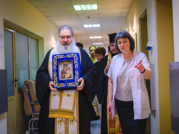 Чудотворна икона бе донесена в Клиниката по детска онкохематология на УМБАЛ „Св. Марина“ – Варна