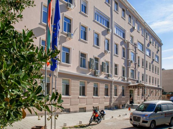 Сливенската болница предлага стипендии за бъдещи медсестри и акушерки срещу договор за работа