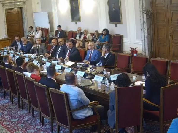 Опозиция, фармафирми и пациенти с критики към реформите на МЗ и в здравната комисия