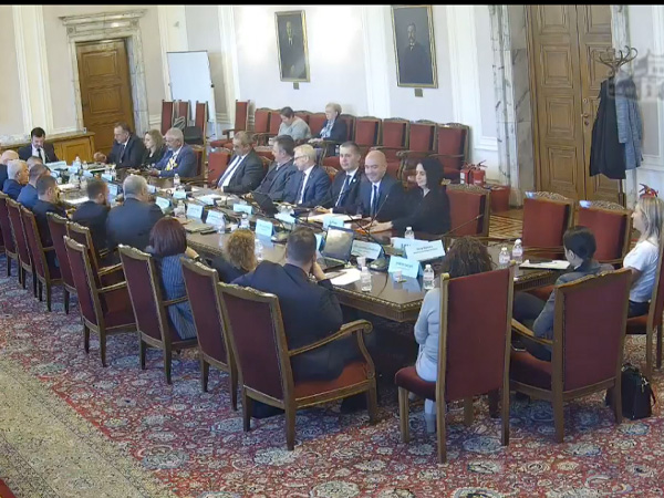 Здравната комисия одобри предложението полицейските коли да имат дефибрилатори
