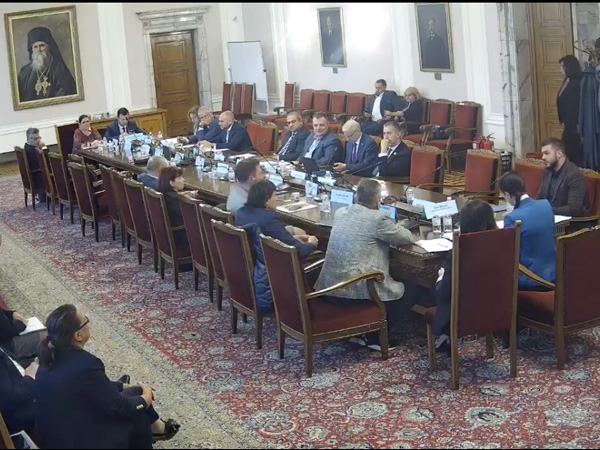 Здравната комисия прие на първо четене по-строги ограничения за износ на лекарства