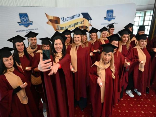 Дипломира се десетият випуск от специалностите „Медсестра“ и „Акушерка“ във Филиал – Сливен на МУ – Варна