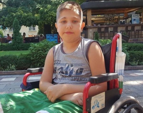 11-годишно момче се бори с тежка болест