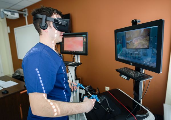 3D очила за виртуална реалност допълват обучението по хирургия в МУ-Варна