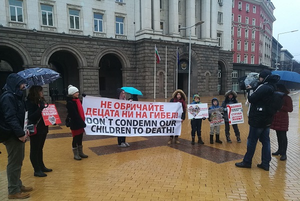 Родители на деца със сърдечни проблеми протестираха в подкрепа на детските отделния в НКБ 