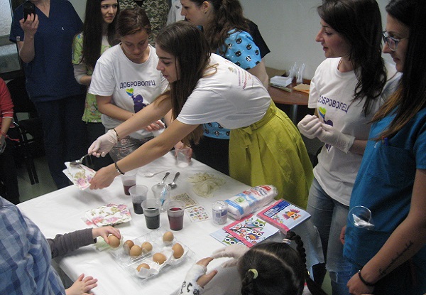 С работилница за великденски яйца и концерт посрещат празника в Детска хирургия на УМБАЛ „Свети Георги“