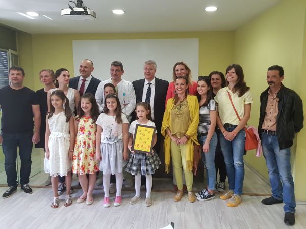 Деца дариха нож за рязане на тъкани с генератор на „Пирогов“