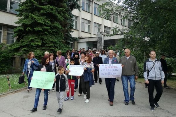 Медиците от МБАЛ-Ловеч отново излязоха на протест навръх празника на града