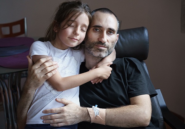 Събират средства за баща, страдащ от тежко заболяване 