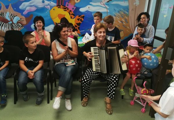 Подаръци, празнична програма и лакомства получиха малките пациенти на УМБАЛ „Свети Георги“