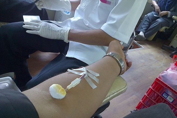 Награждават 55-годишна жена с рядка кръвна група, дарявала кръв многократно 