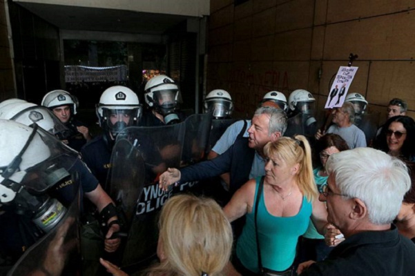 Гониха със сълзотворен газ протестиращи лекари в Гърция 