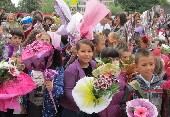 Учители се отказаха от букети заради болни деца в Ловеч и Търговище