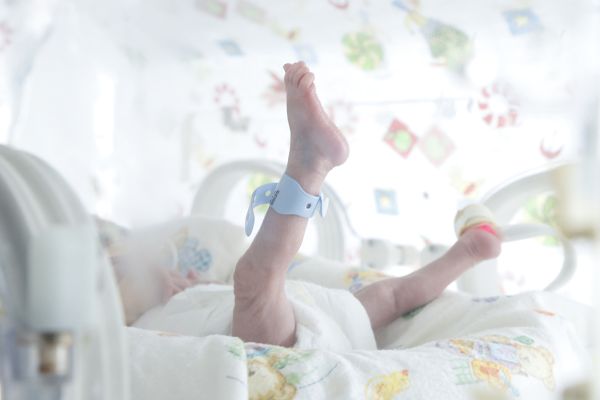 Даряват 350 000 мини-пелени на недоносени бебета в България