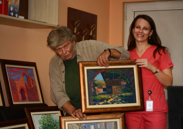 Сдружение за творци с увреждания дари 10 картини на „Пирогов”