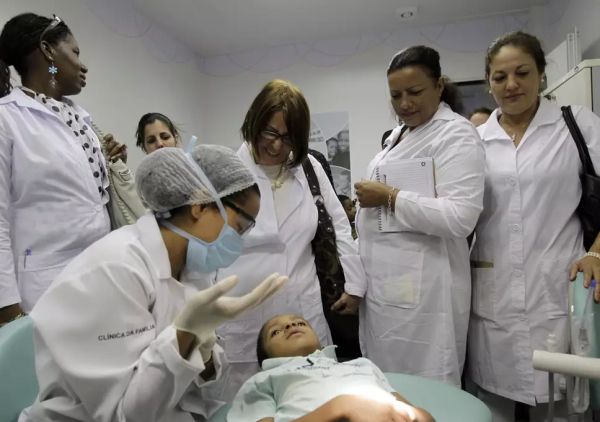 Куба изтегля 11 000 лекари от Бразилия