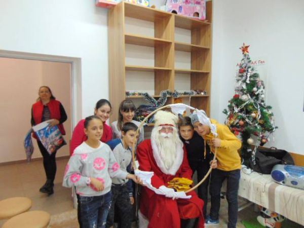 Дядо Коледа зарадва с подаръци малчуганите в Детско отделение на МБАЛ – Смолян
