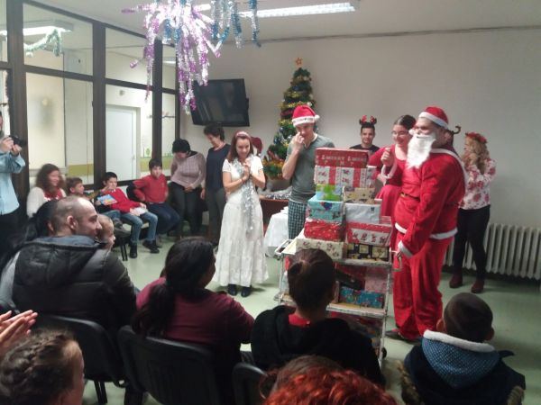 Дядо Коледа раздаде подаръци в двете детски клиники на УМБАЛ „Свети Георги“