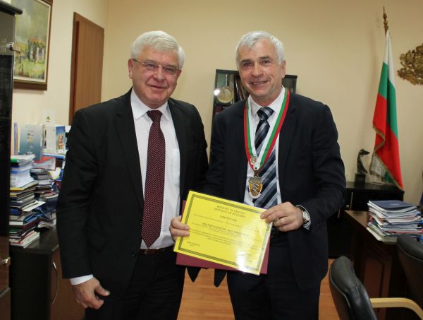 Министър Ананиев награди проф. д-р Валтер Клепетко със Златен почетен знак на МЗ