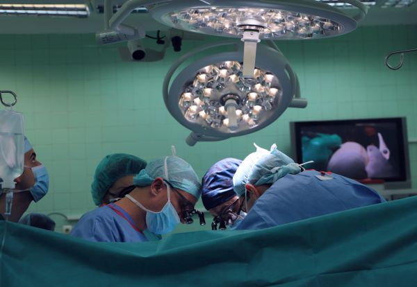 Екипи на две болници съвместно оперираха 10-годишно дете с рядък тумор