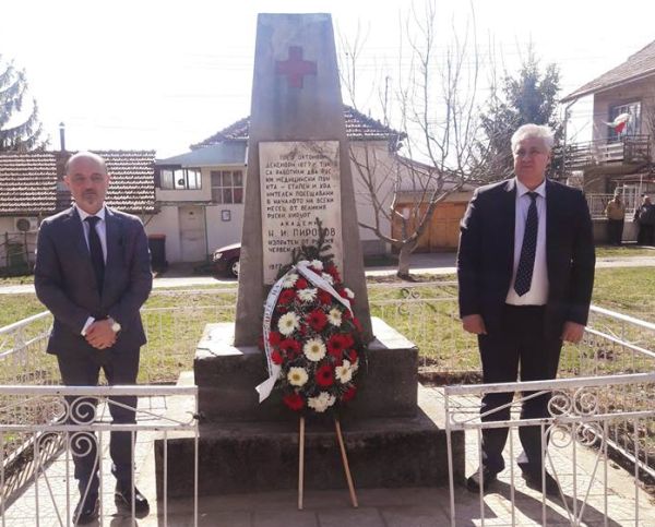 Поднесоха венци пред паметника на Пирогов в гр. Пордим