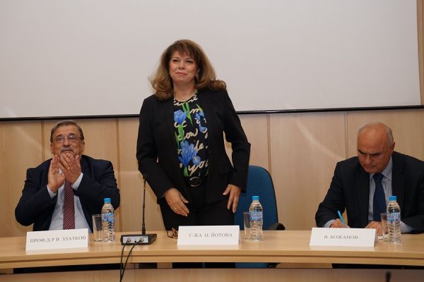 Илияна Йотова изслуша проблемите на чуждестранни студенти с български произход в МУ-София 