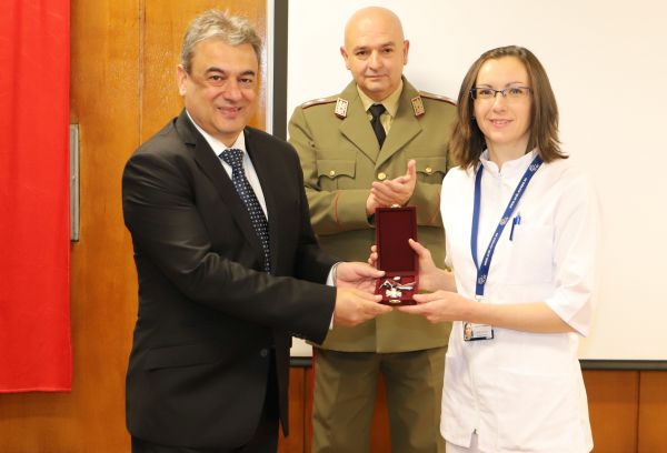 Наградиха трима лекари от ВМА за принос към отбраната