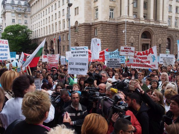 Десетки медицински сестри от страната излязоха на протест пред МС