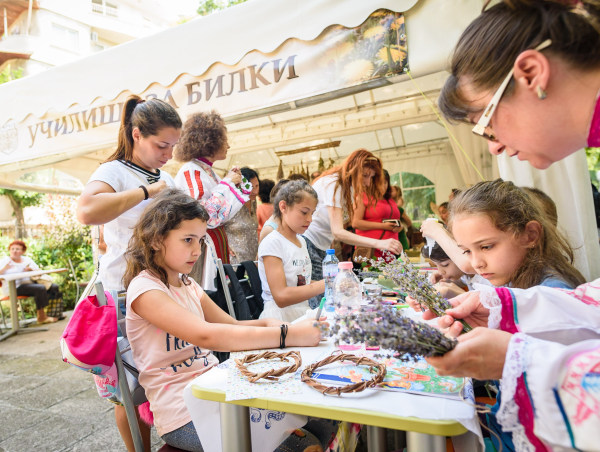 „Училище за билки“ събра деца и възрастни на Еньовден 