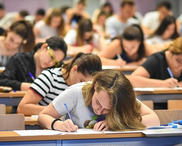 Над 900 кандидат-студенти се явяват днес на изпит по химия в МУ-Варна