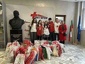 БЧК доброволци раздадоха подаръци на деца в болници