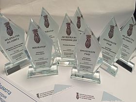 8 акушерки отличени с награди за Деня на родилната помощ