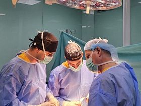 2 кг тумор отстраниха от бедрото на мъж лекари от УМБАЛ „Софиямед“