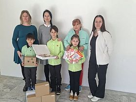 Мартенички за УМБАЛ „Канев“ дариха първокласници и деца от SOS Детски селища