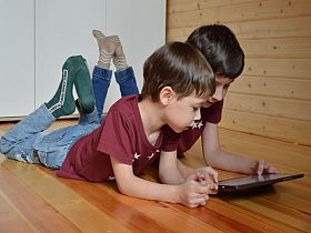 Специалист: Ако до 2 г. детето няма активен речник, времето пред екран трябва да се сведе до нула