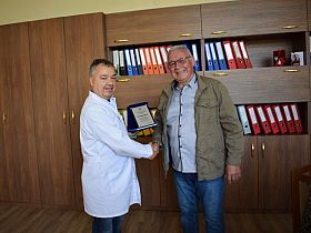 Хирург от МБАЛ – Пазарджик с благодарствено отличие за пенсионирането си