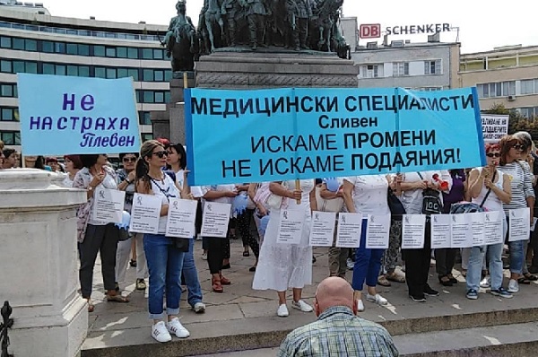 Медицински специалисти оградиха Народното събрание с жива верига