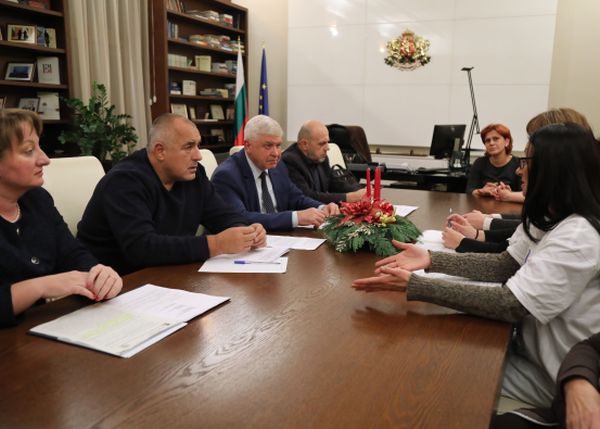 Медицинските сестри вдигнаха палатките пред МС