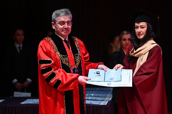 54 абсолвенти от Факултета по Фармация на МУ-Варна получиха дипломите си 