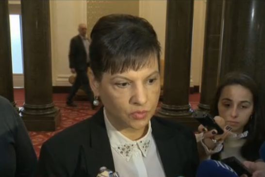 Бойка Анастасова слезе от прозореца на Партийния дом