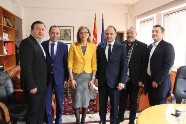 България дарява компютри и диагностична апаратура на Северна Македония  