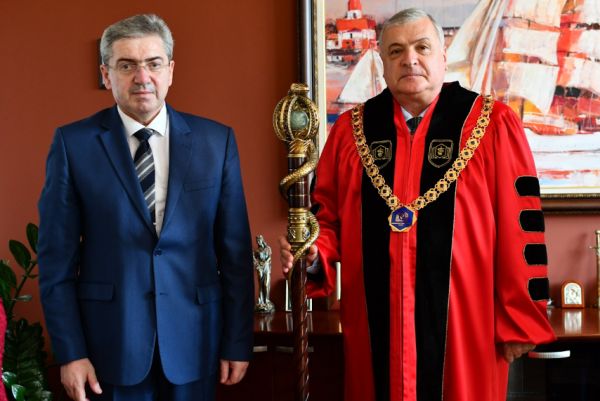 Проф. Валентин Игнатов официално пое ректорския пост в МУ - Варна  